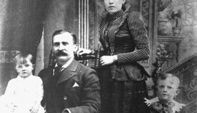 Molly Brown, her husband and children - Public domain