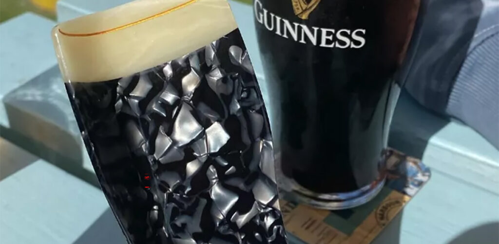A hair clip in the shape of a Guinness - © d.r.e.a.m.deli (Instagram)