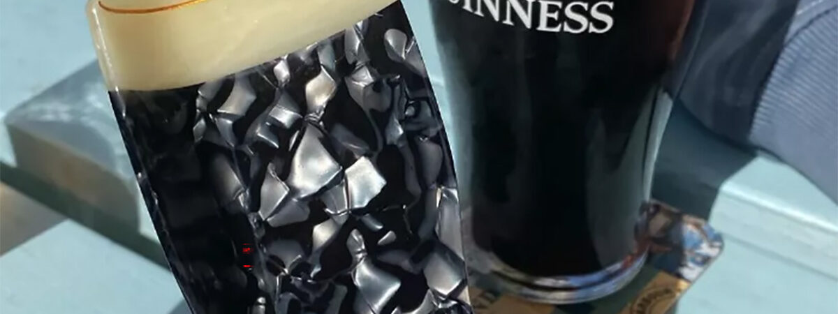 A hair clip in the shape of a Guinness - © d.r.e.a.m.deli (Instagram)