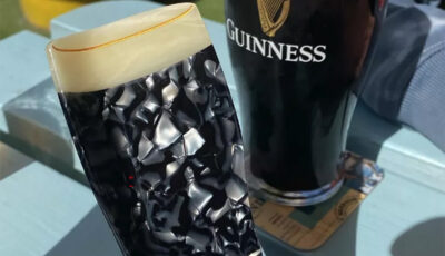 A hair clip in the shape of a Guinness - © d.r.e.a.m.deli (Instagram)