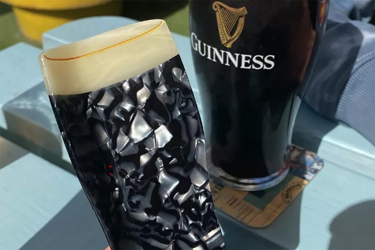 A hair clip in the shape of a Guinness - © d.r.e.a.m.deli (Instagram)