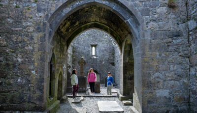 Vue aérienne de la Burrishoole abbey - ©Failte Ireland