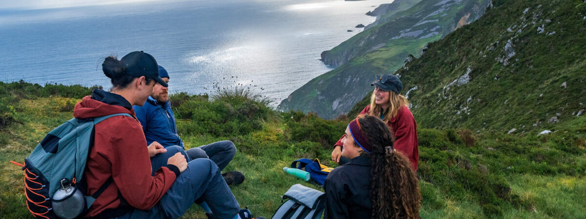 Des randonneurs face à Slieve League -  © Big Style Media - Fáilte Ireland