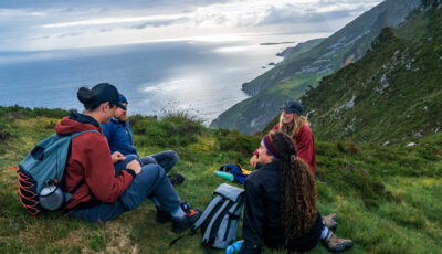 Des randonneurs face à Slieve League -  Big Style Media -