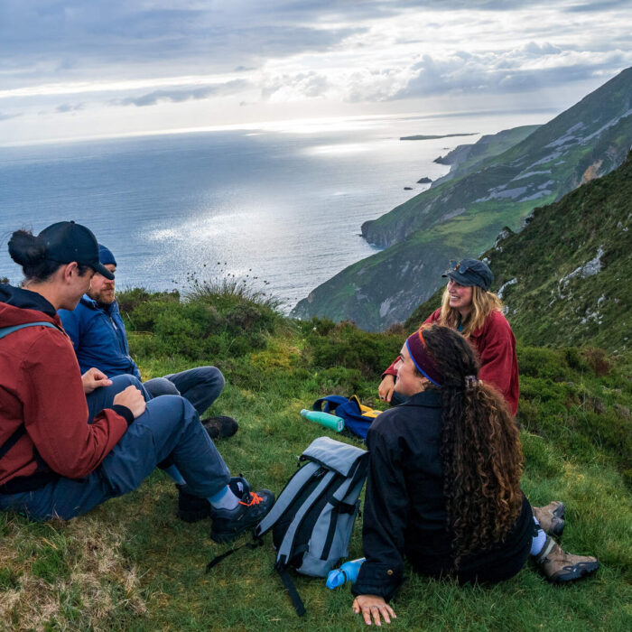 Des randonneurs face à Slieve League -  Big Style Media -