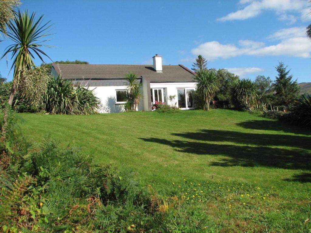 Haus mit Blick auf die Kenmare Bucht umgeben von subtropischer Vegetation - b48742