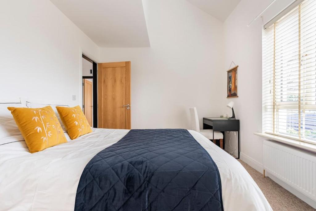 King bedroom en-suit bathroom