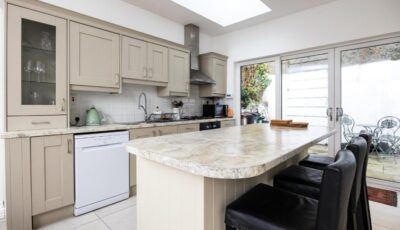 Large 3 Bed family home – 5 min from Train station