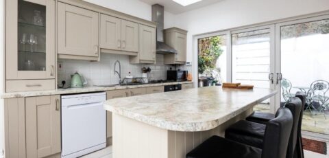 Large 3 Bed family home 5 min from Train station