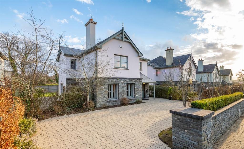 Spacious home to sleep 8 just a short stroll from Kenmare
