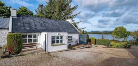 Traditional Cottage with Private Hot Tub in the Heart of Donegal