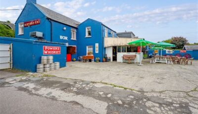 Façade bleue du Ramble Inn à Halfway près de Ballinhassig dans le comté de Cork
