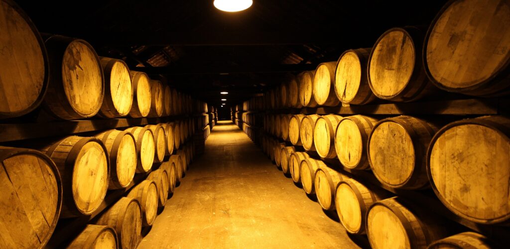 Fûts en bois à la distillerie de Midleton, photographiés en 2017.