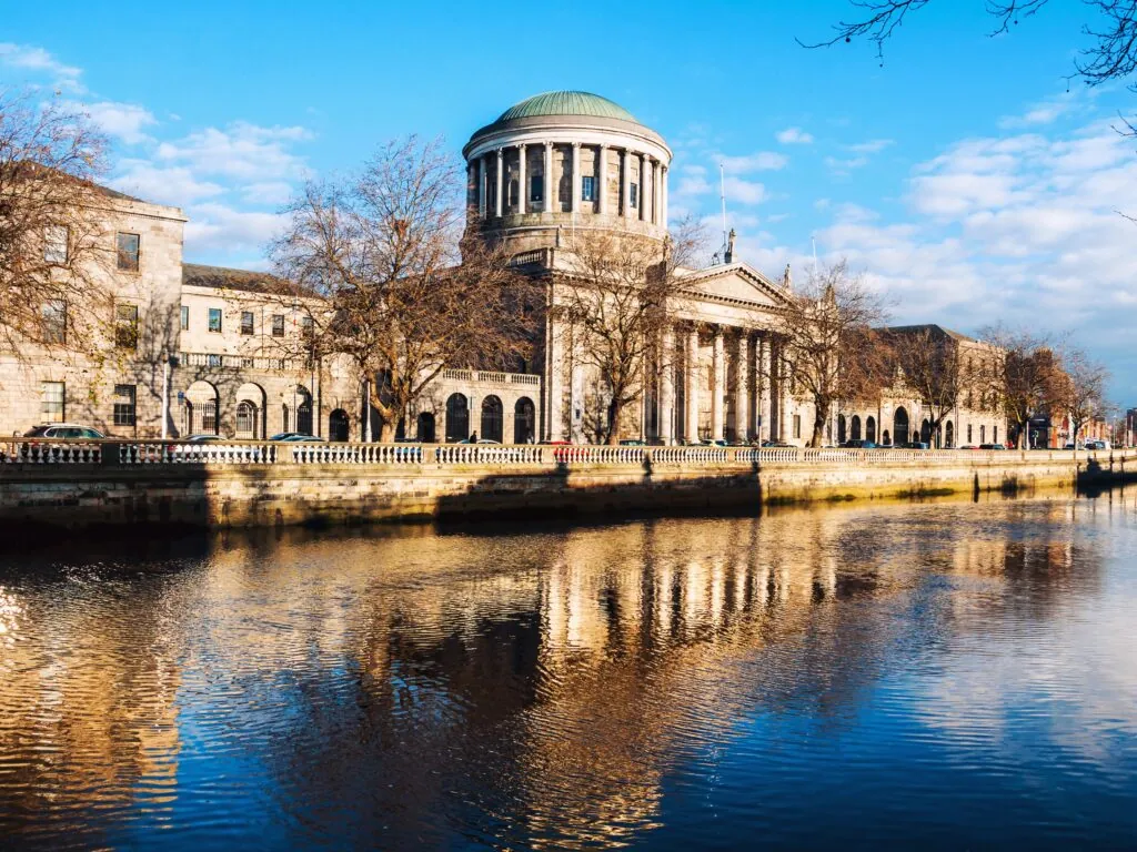 Les Four Courts à Dublin - © Madrugada Verde