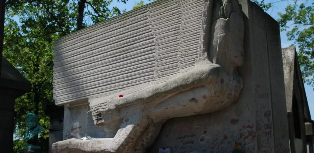 Oscar Wilde’s grave defaced by admirers