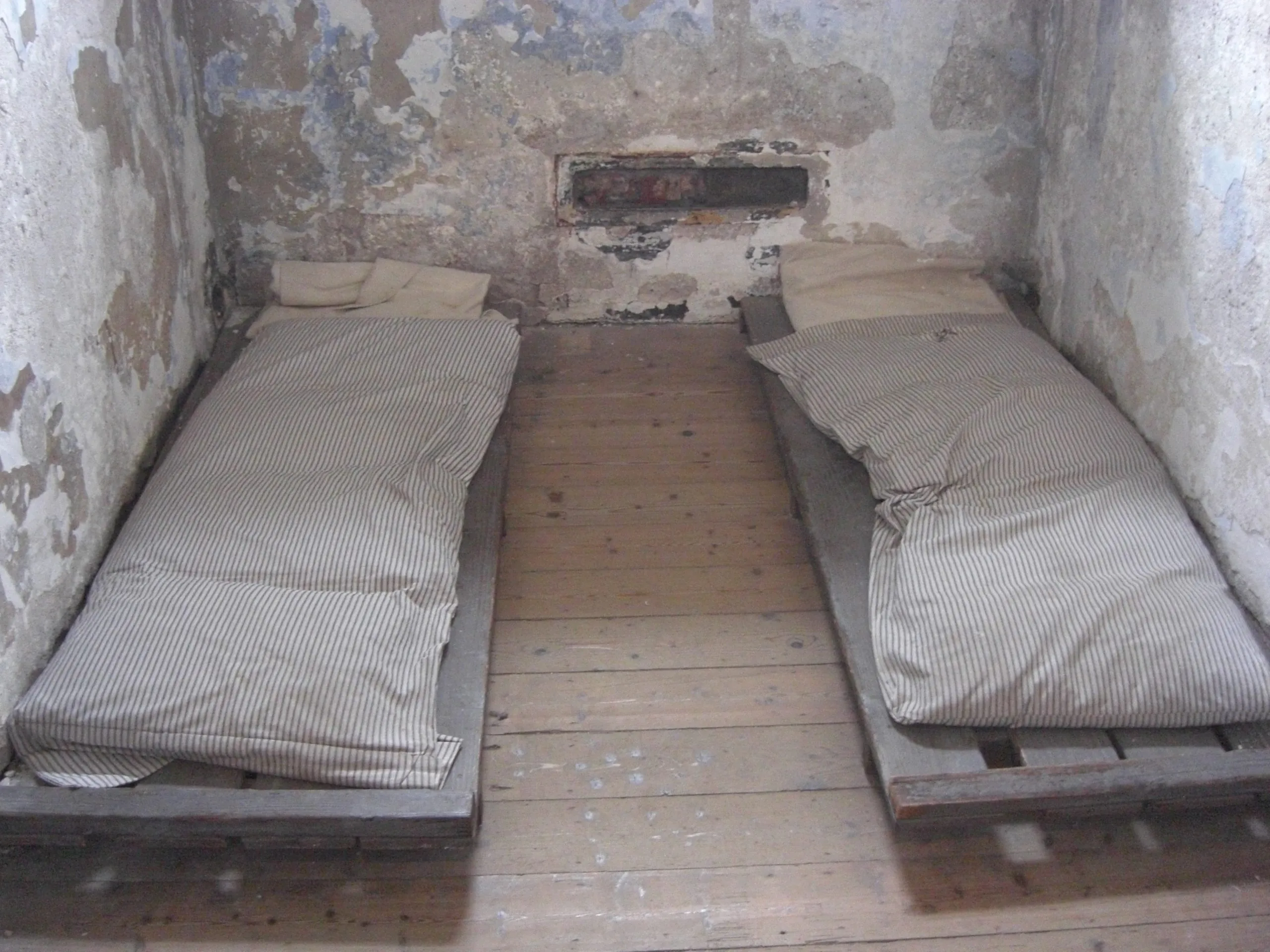 The Cork City Gaol 2 A cell of the Cork City Gaol - Olivier Bruchez - cc