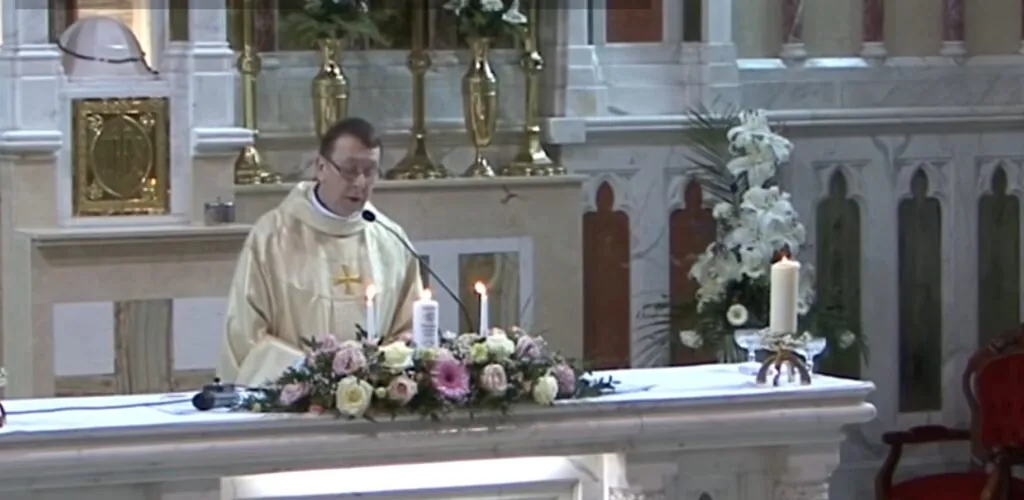 Insolite – An Irish priest creates a buzz on the web!