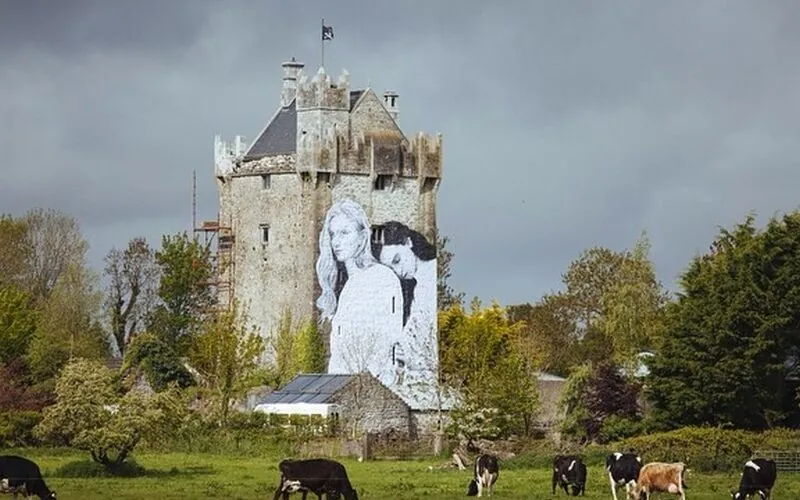 Gay marriage in Ireland: an Irish castle gets the message across