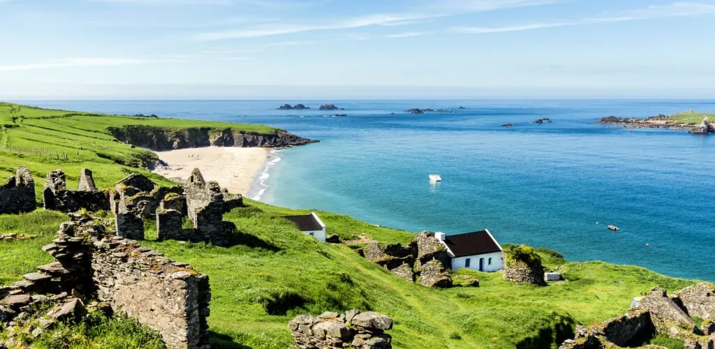 Dream job alert: a deserted Irish island seeks 2 workers for the year!