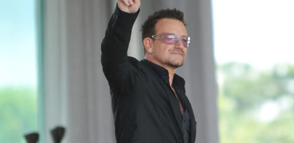 Bono ordered to stop his concert in the streets of Dublin!