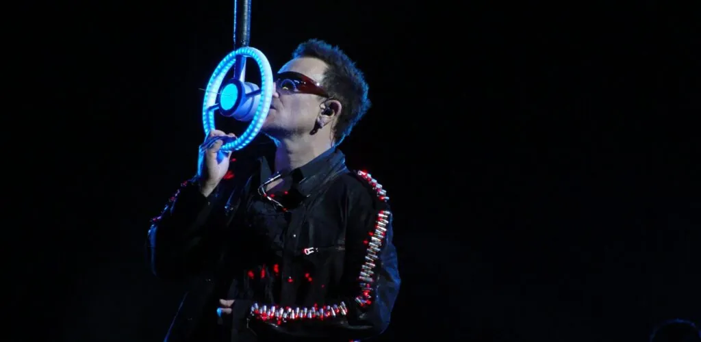 U2 – Bono forced to interrupt concert after losing his voice