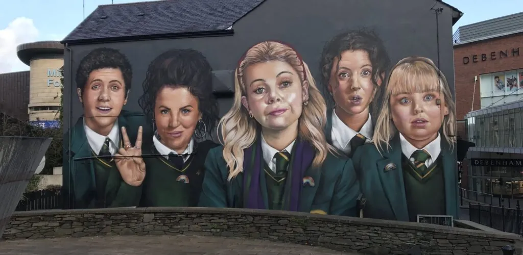 Derry Girls – The show’s characters immortalized on a Derry wall!