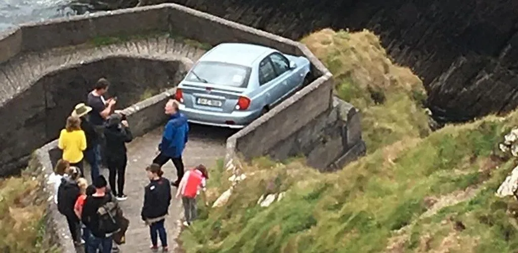 Ireland: a nervous driver crashes into the port of Dunquin!
