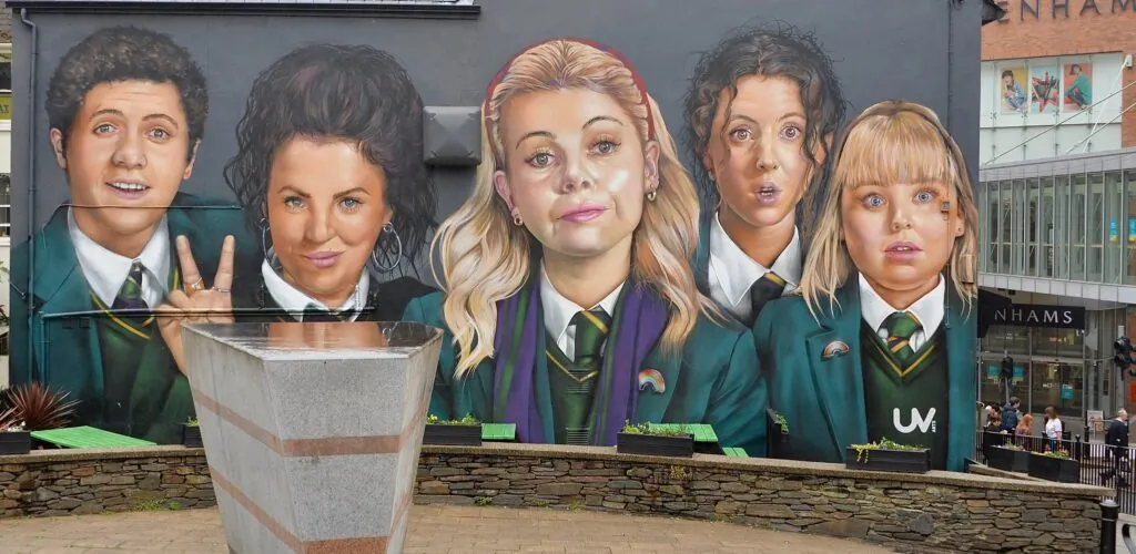 Derry Girls: a Derry hotel launches a themed tour dedicated to the series!