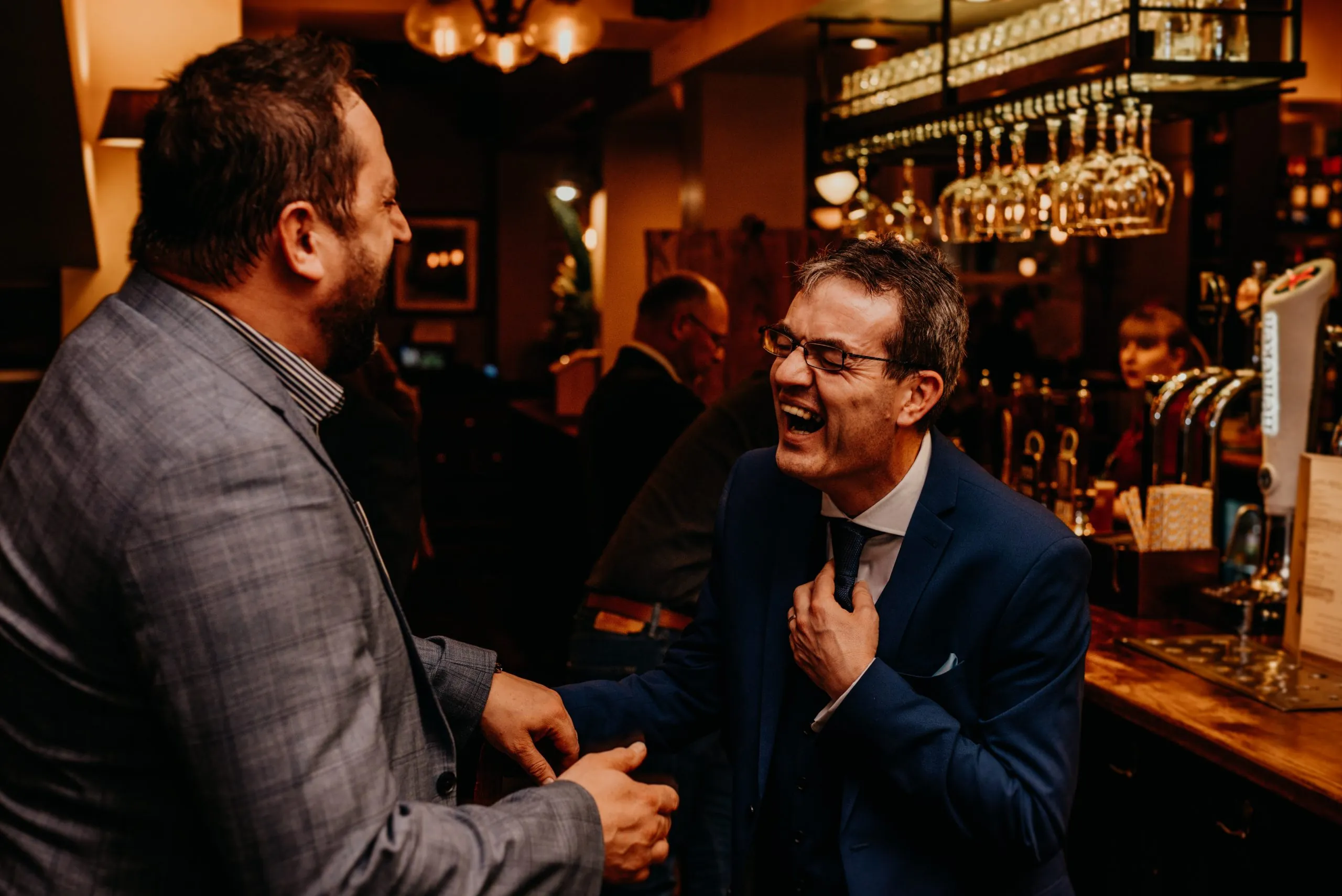 Deux hommes échangeant dans un irish pub en Irlande - Unsplash