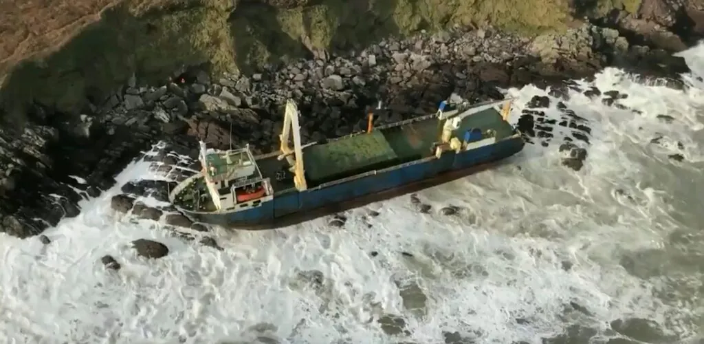 Storm Dennis: a ghost ship runs aground in Ireland