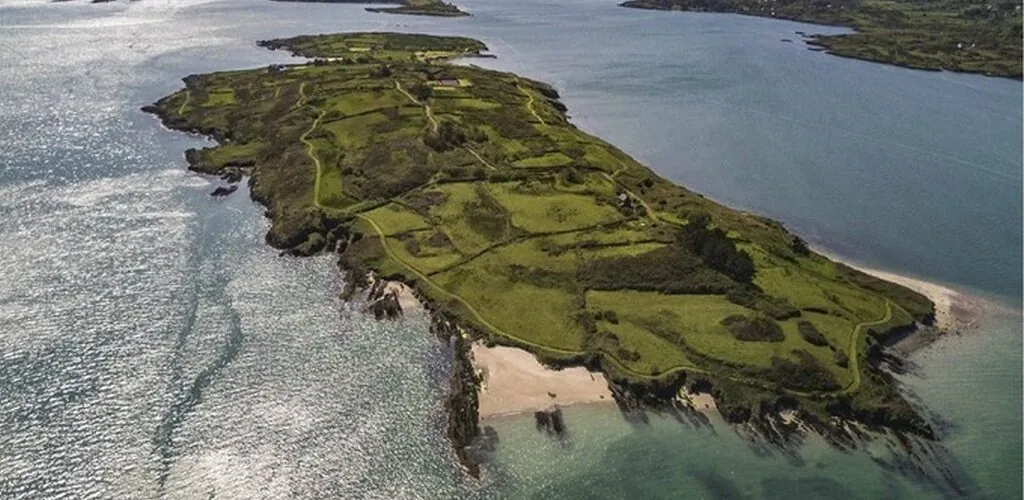 He buys himself a magnificent private island in Ireland for 5.5 million euros