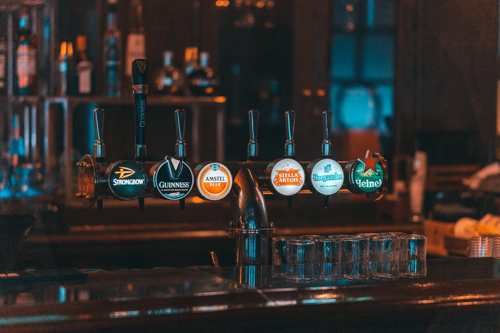 Un irish pub déserté - Photo by Dovlet Hojayev on Unsplash