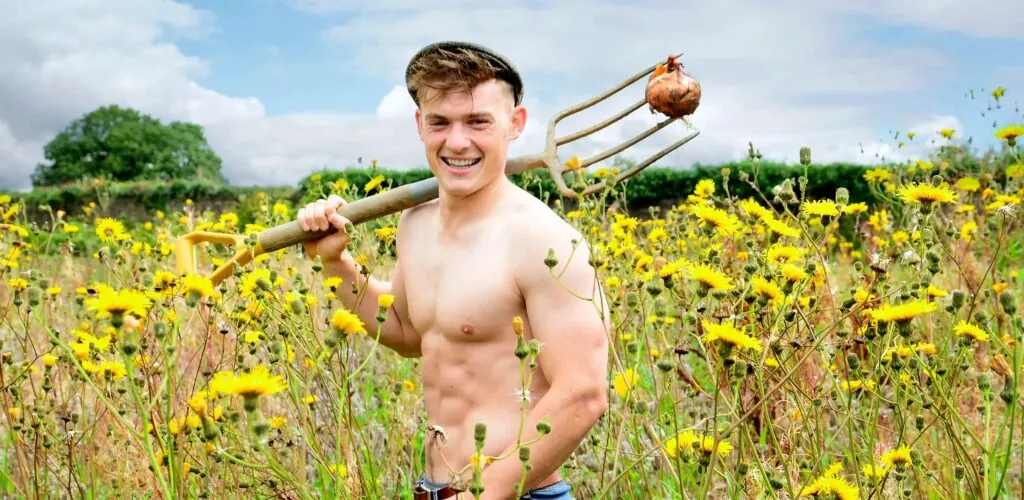 The Irish Farmers 2022 calendar is out! Discover Ireland’s sexiest farmers!