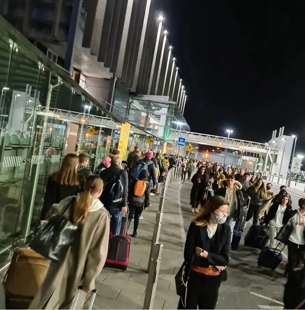 dublin airport queue 1