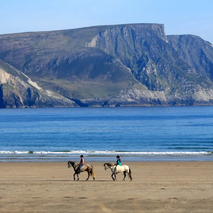 promenade cheval achill island beach