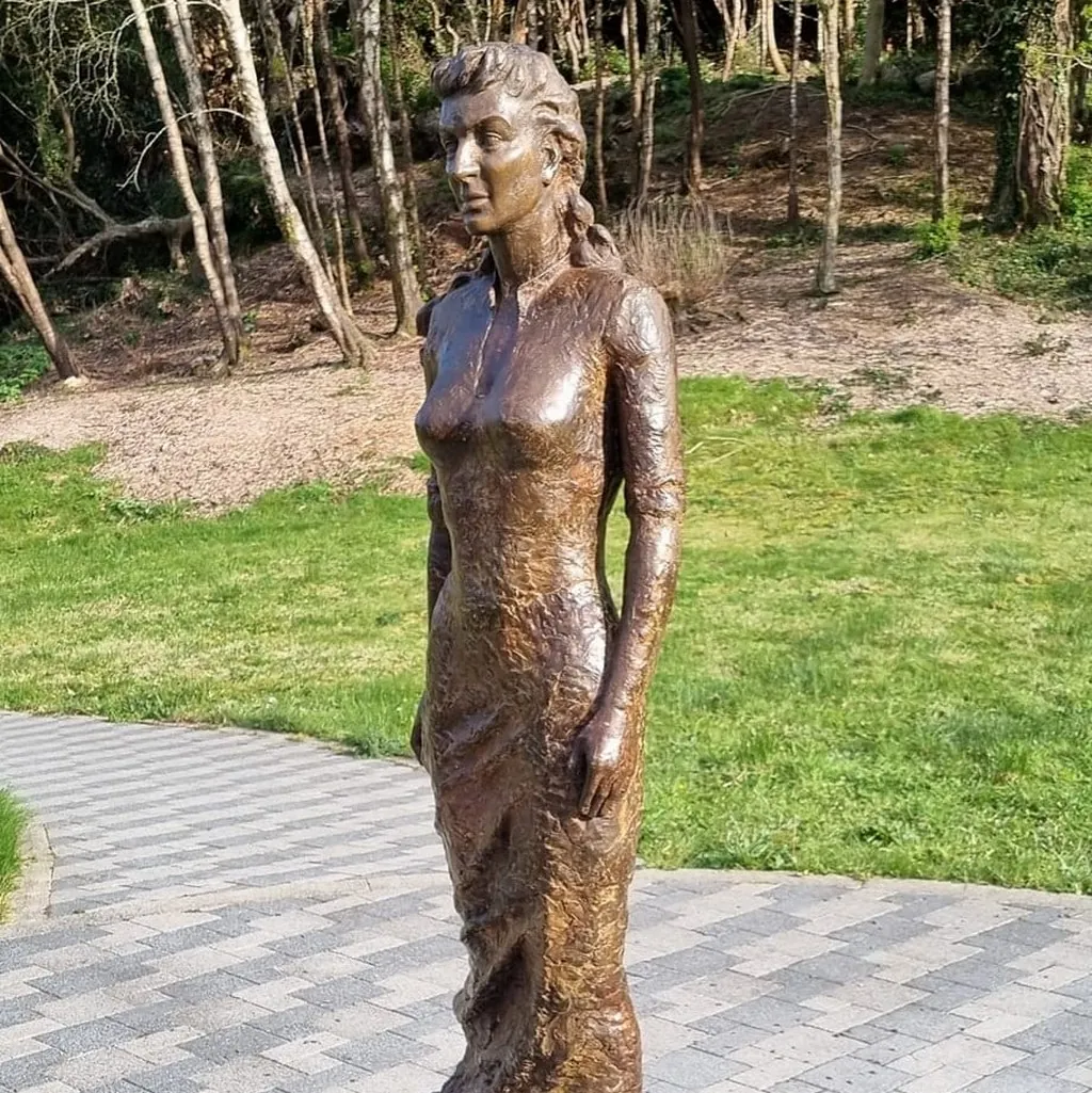 maureen ohara scultpure