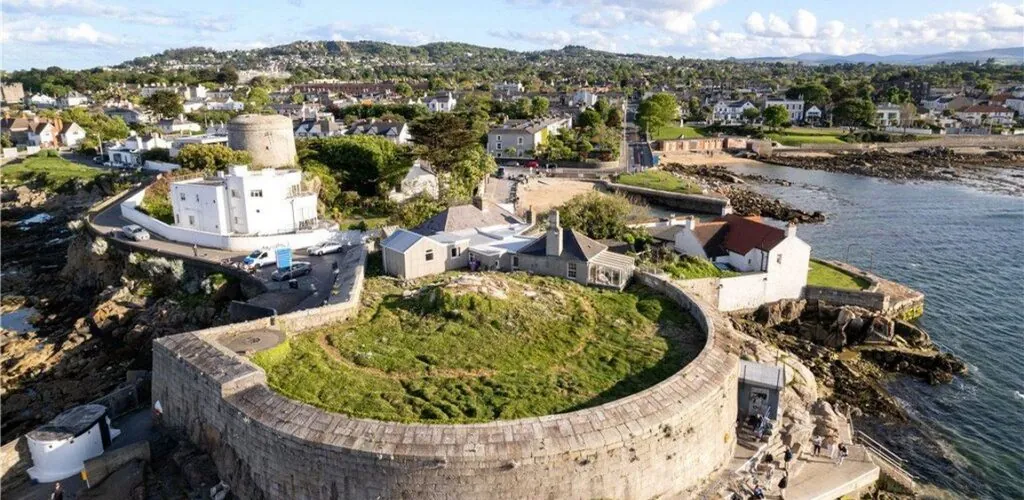 A historic fortress on Dublin’s south coast on sale for 3 million euros!