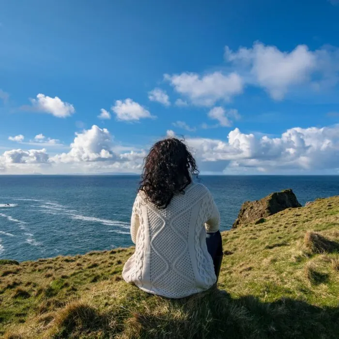 femme voyageant en irlande