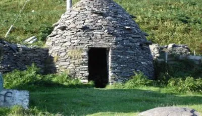 The beehive huts 1 A Fahan hut (The beehive huts) - Dirk Huth - cc