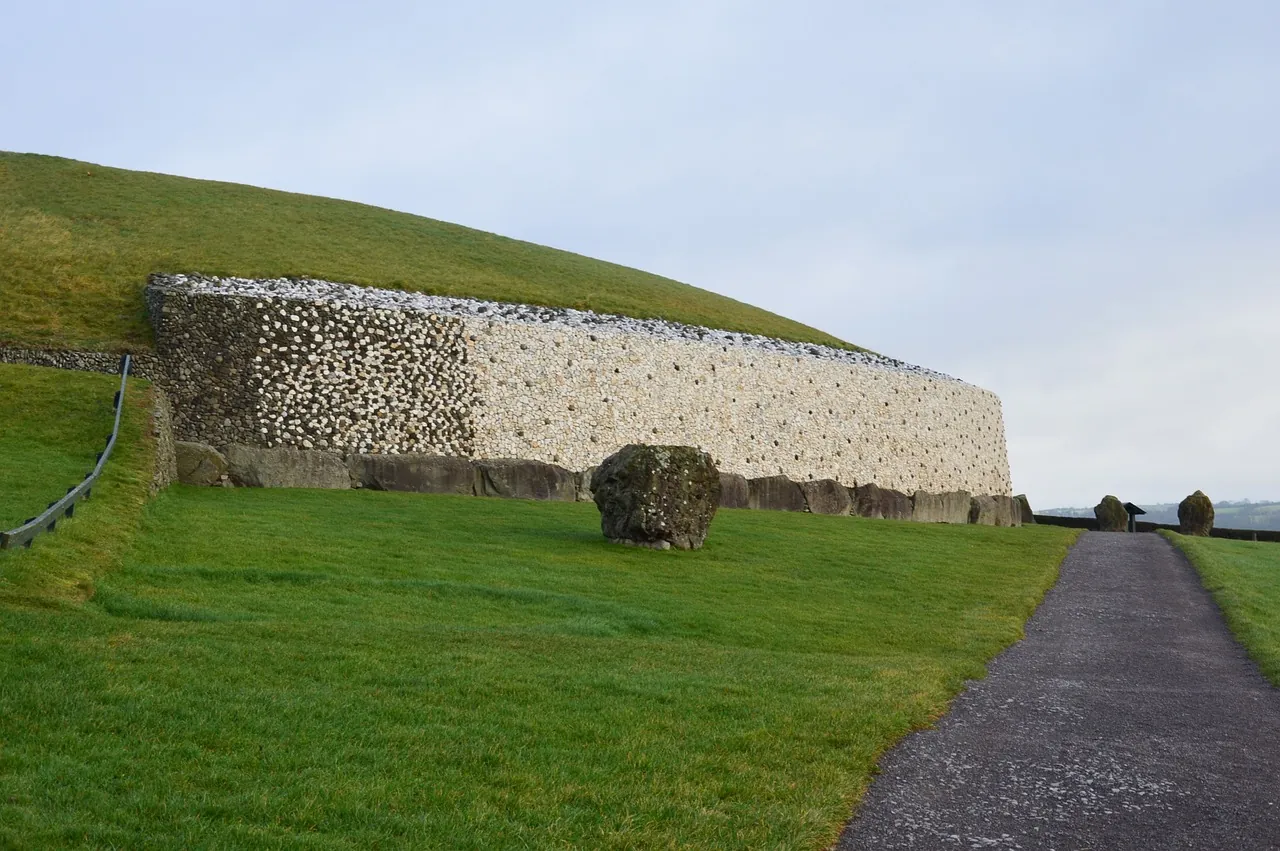 Newgrange - Varda Elentari