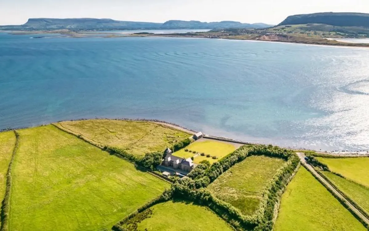 Vue sur la Old Coastguard Station in Dromard