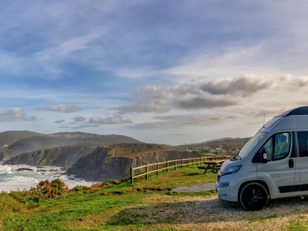 Voyagez en camping-car et goûtez à la liberté  - makasana photo