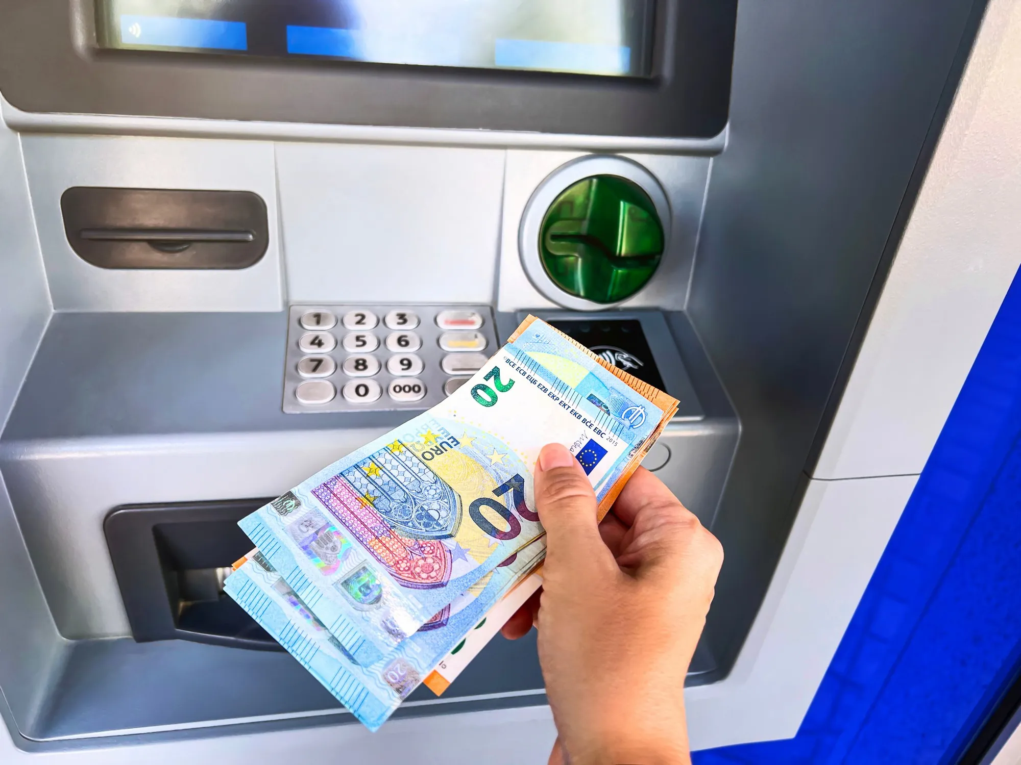 Des irlandais ont profités d'un bug de la Bank of Ireland pour retirer gratuitement 1000€ -  Aida Servi