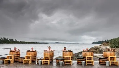 Des bains d'algues en tonneaux sont proposés par La Wild Atlentic Way Seaweeds baths - wildatlanticseaweedbaths.com