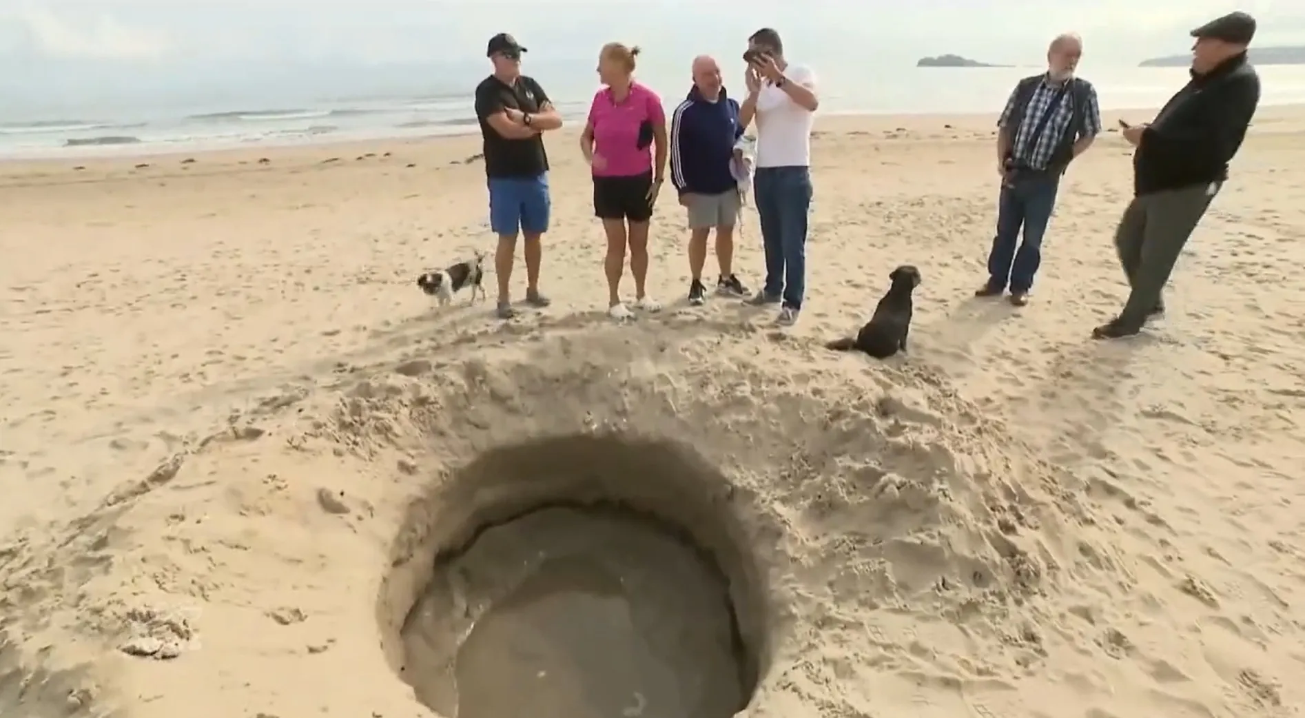 Le prétendu cratère découvert sur la plage de Portmarnock - Virgin Media