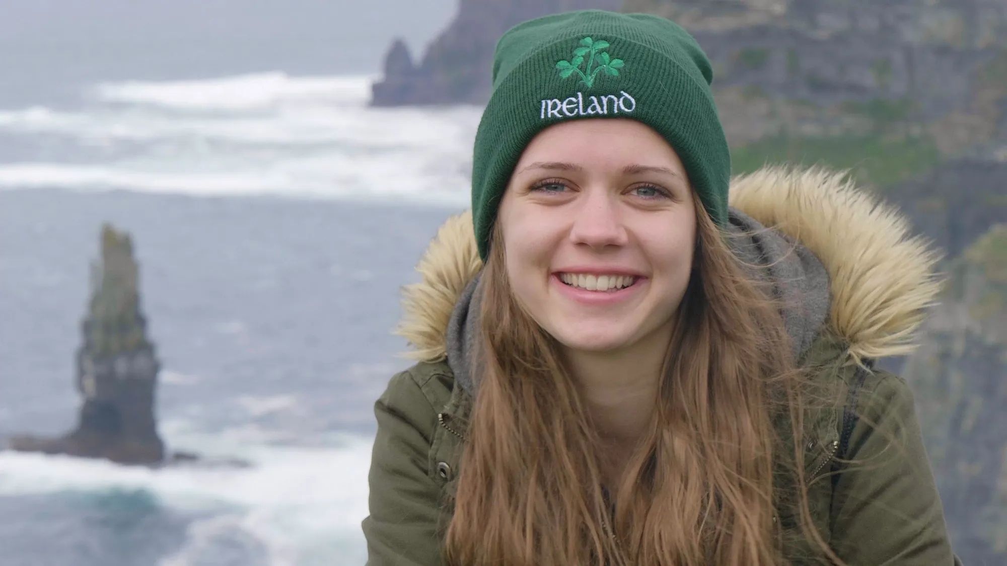 Une irlandaise face aux Falaises de Moher - 4kclips