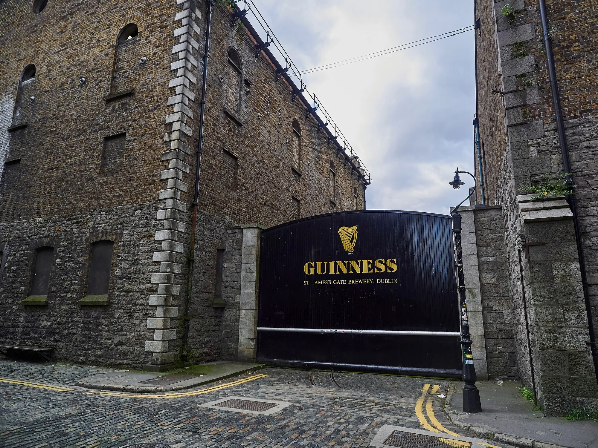 La St James Gate à Dublin, près du Guinness Storehouse - Jens