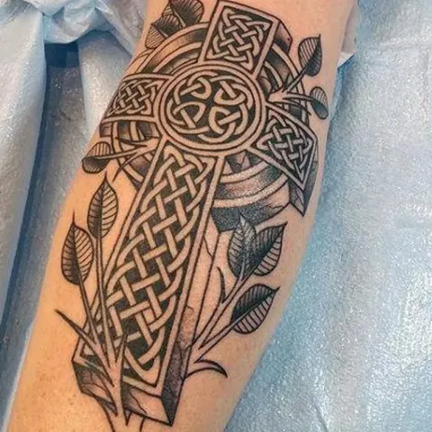 Irish tattoos: the most inspiring ideas 16 Tattoo de croix celtique