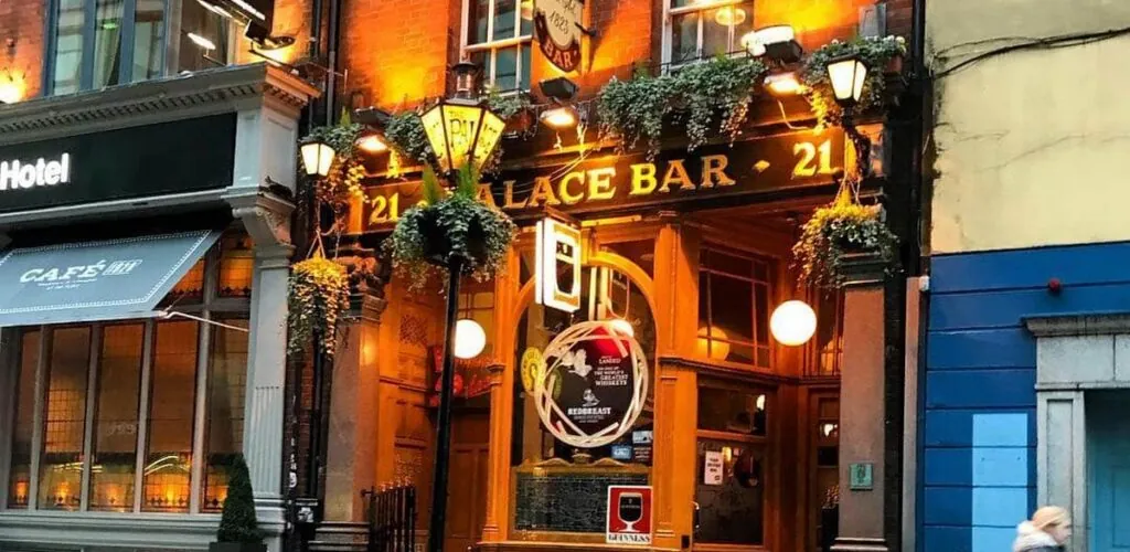 Dublin: “The Palace Bar” Irish pub celebrates its 200th anniversary!