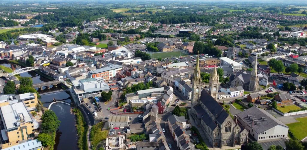 Northern Ireland: the town of Omagh exposed to “Hum”, a mysterious sound that occurs every night